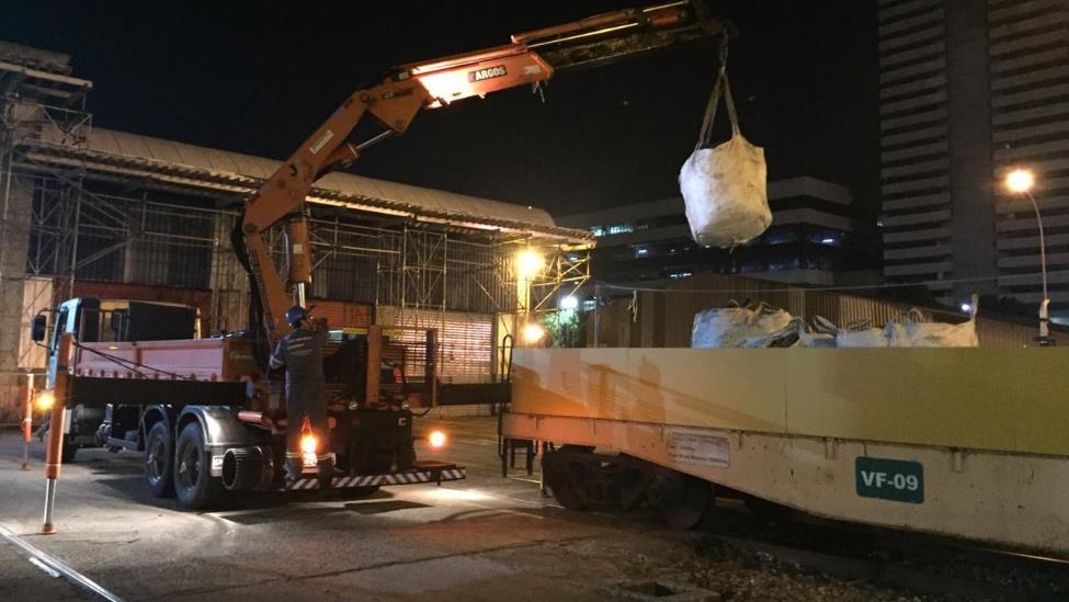 Caminhão rodoferroviário com munck